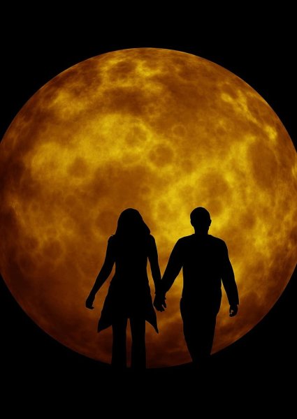 Луна и влюбленные