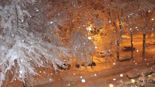 Снег за окном