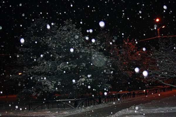 Зима снег хлопьями