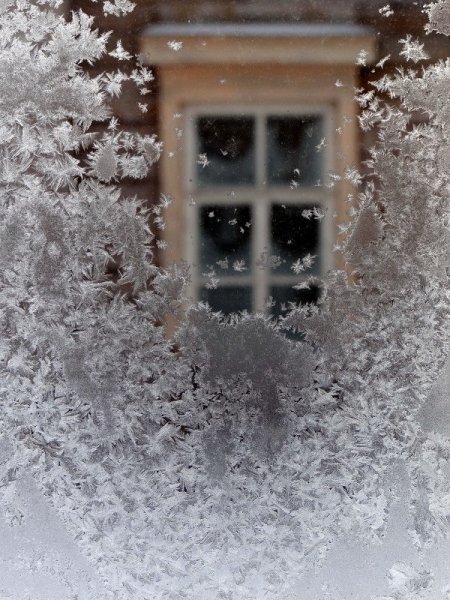 Заснеженное окно