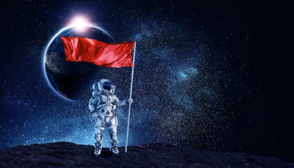 Космонавт с флагом в космосе