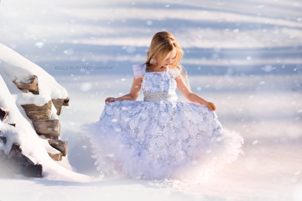 Девочка на фоне снега