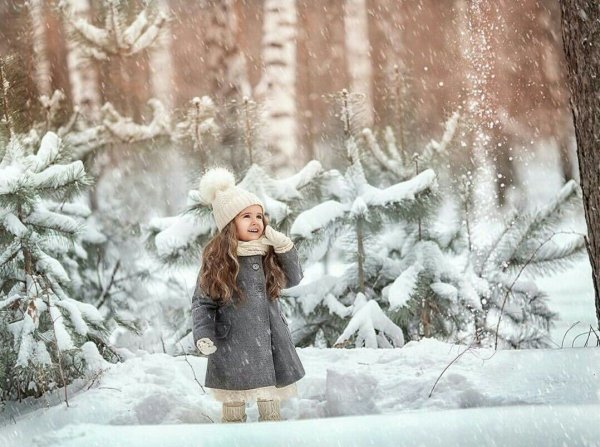 Детская фотосессия в лесу зимой