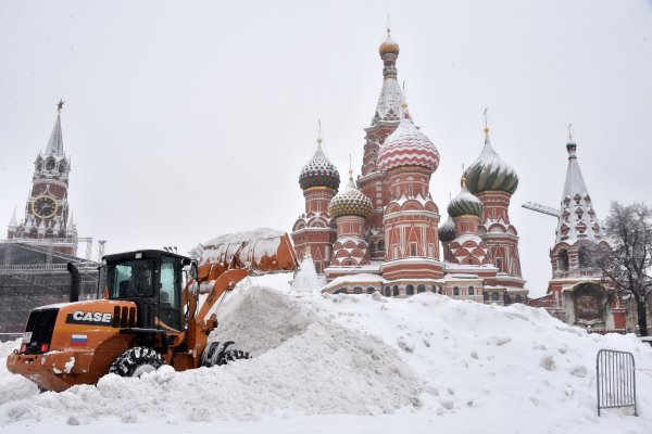 Снегопад в Москве Кремль