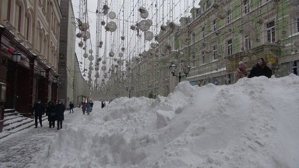 Сугробы в Москве 2021