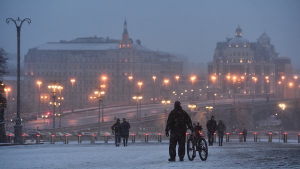 Снег идет центр Москвы