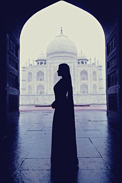 Девушка в хиджабе молиться