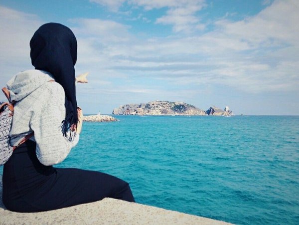 Девушка в хиджабе у моря