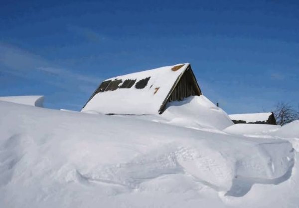 Дом замело снегом