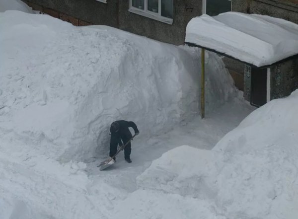 Огромные сугробы снега