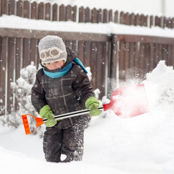 Дети убирают снег