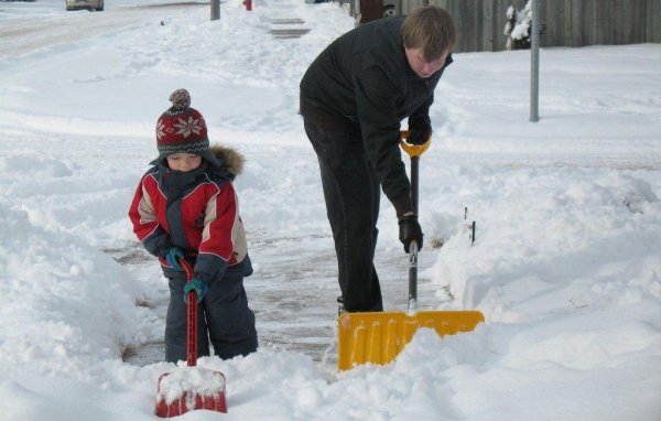 Уборка зимой с детьми и родителями