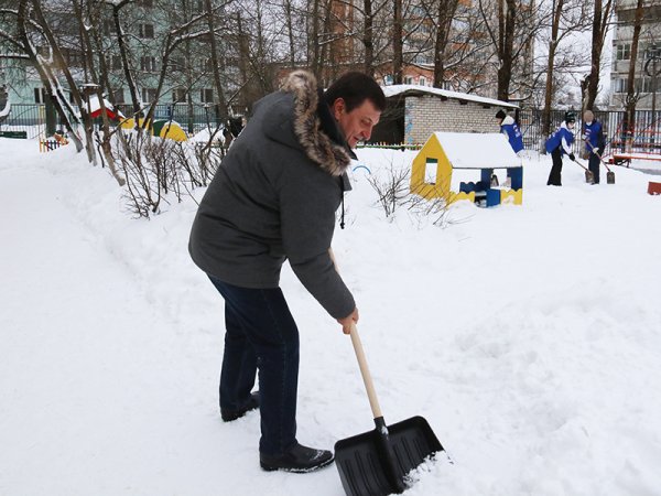 Уборка снега дети