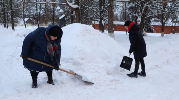 Убирают снег