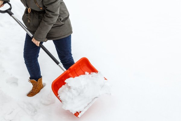 Копать снег лопатой