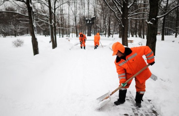 Рабочие убирают снег