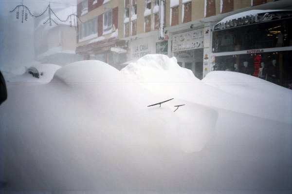 Дворники машины в снегу