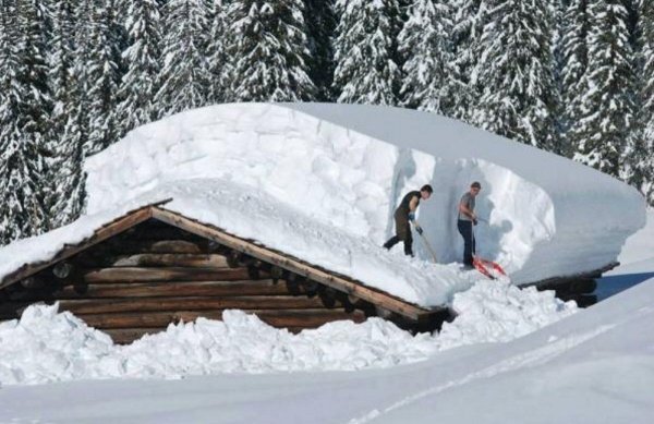 Сугробы до крыши