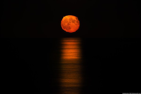 Красная Луна на море