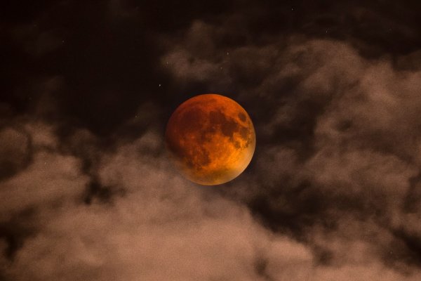 Красная Луна в тучах