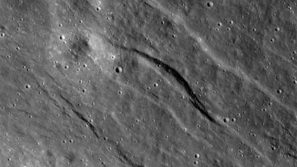 Поверхность Луны сверху