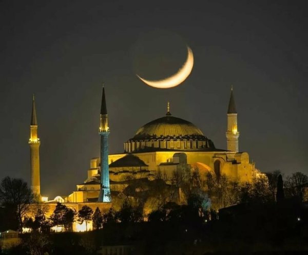 Собор Святой Софии минареты полумесяц