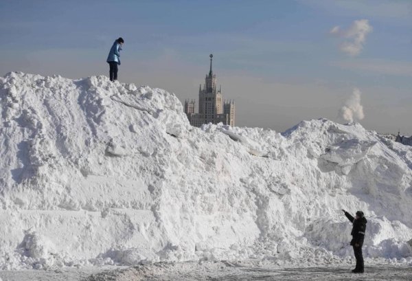 Кучи снега в Москве