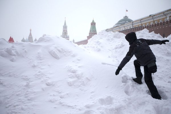 Сугробы в Москве 2021
