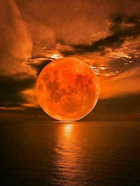 Оранжевая Луна на небе