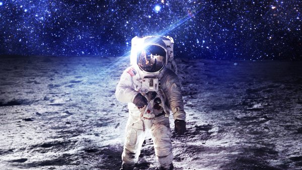 Космонавт в космосе