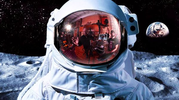 Космонавт на Луне