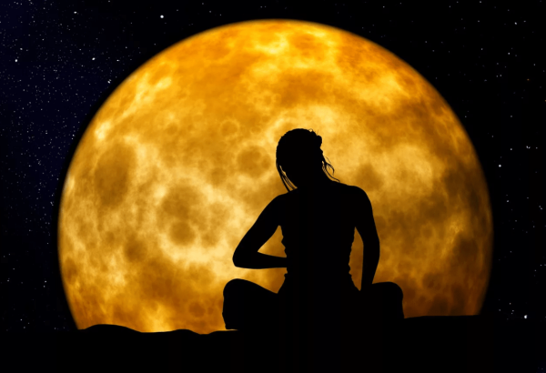 Силуэт на фоне Луны