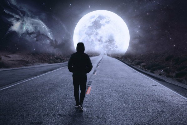 Человек под луной