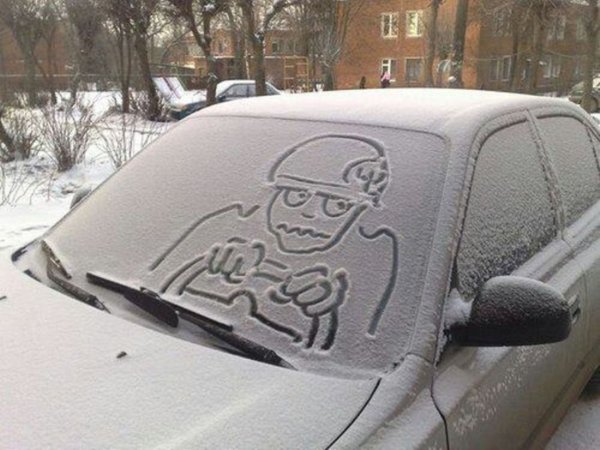 Рисунки на заснеженных машинах