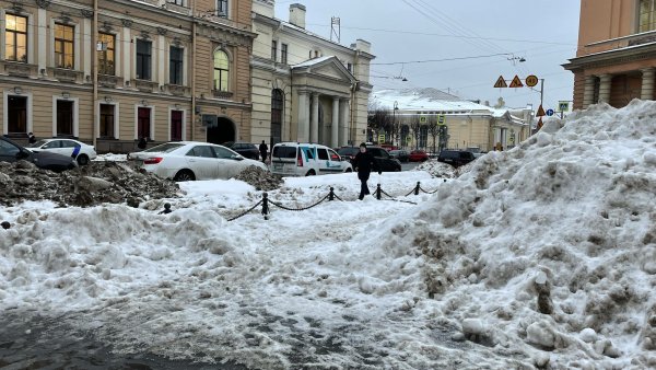 Сугробы на улице СПБ