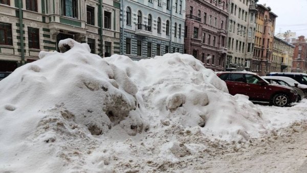 Огромные сугробы в Петербурге