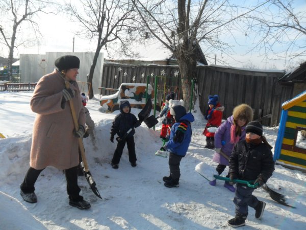 Детский сад уборка снега дети