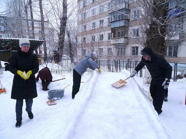 Расчищать снег в саду