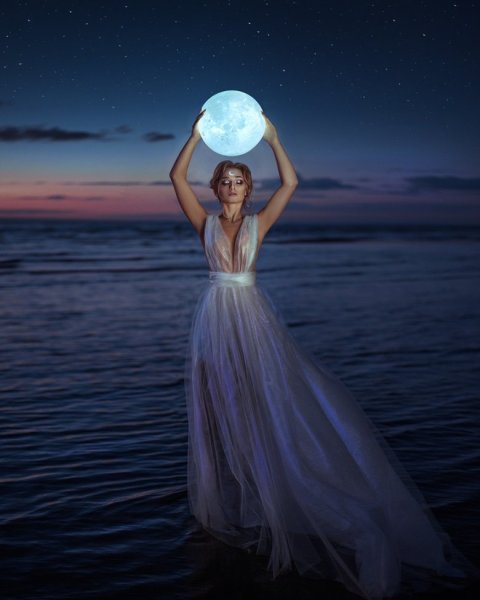Девушка с луной в руках