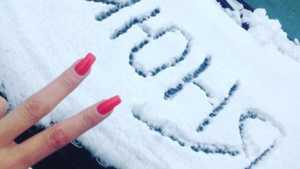 Рисунок на снегу пальцем