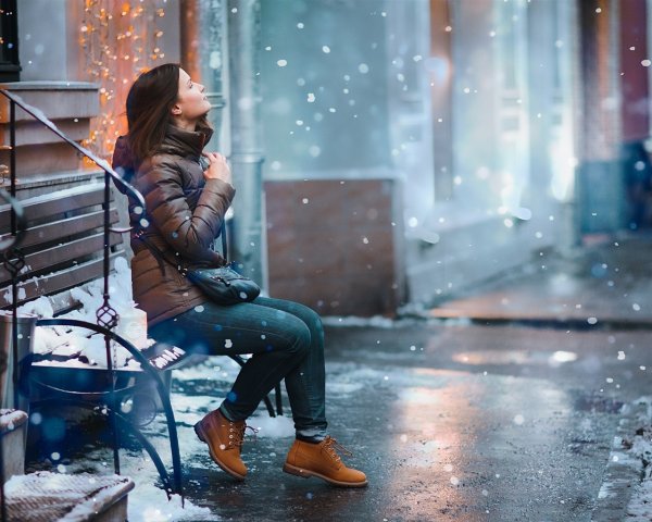 Девушка зимой в городе