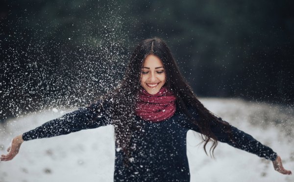Девушка в снегу