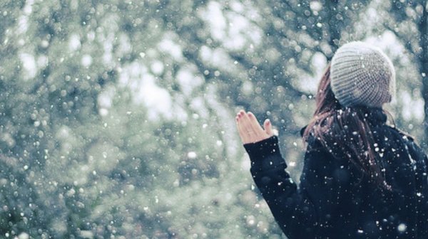 Девушка под снегом