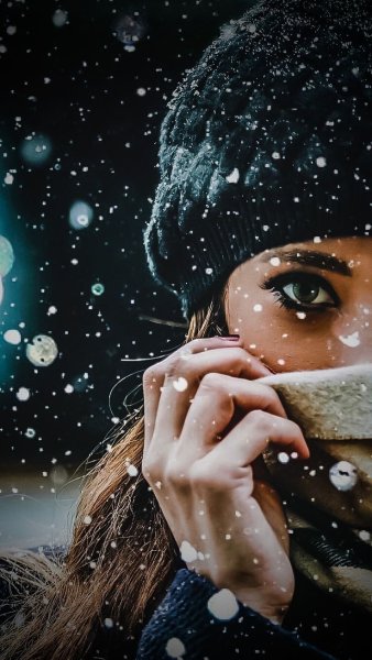 Девушка и снегопад