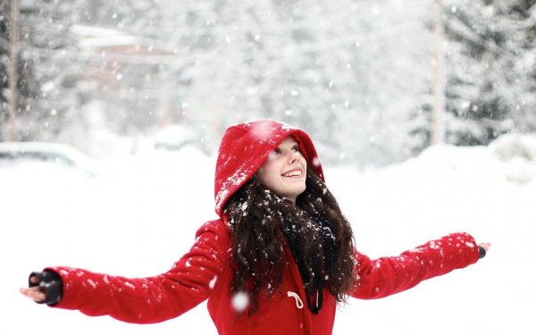 Счастливая девушка зимой