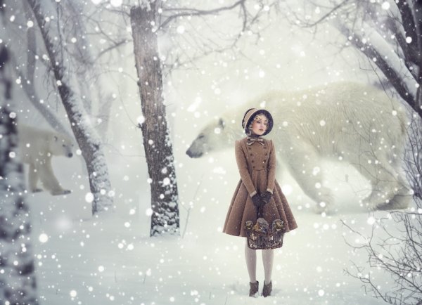 Счастливая девушка в зимнем лесу