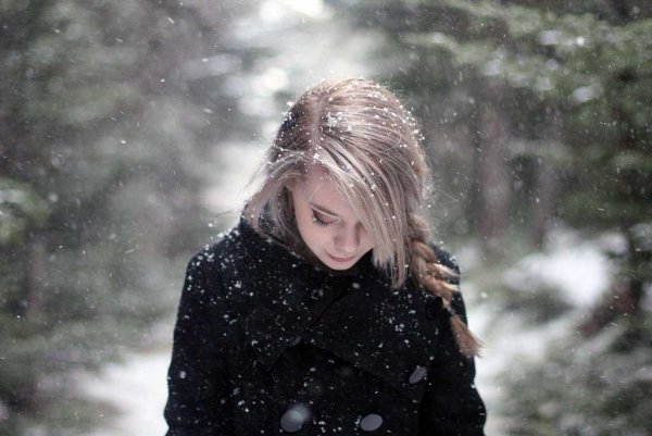 Грустная девушка в зимнем лесу