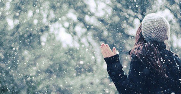 Девушка под снегом