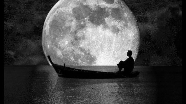 Мужчина смотрит на луну