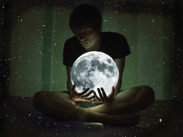 Человек держит шар